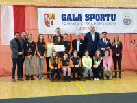 Zdjęcie grupowe sportowców naszej szkoły z władzami miasta Żyrardów oraz nauczycielem wychowania fizycznego.