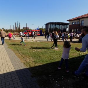 uczestnicy odpustu w przeciąganiu liny