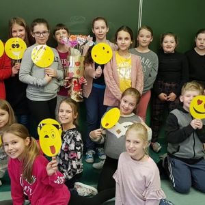 Klasa 4b z pucharem życzliwośći