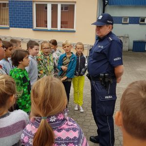 Dzieci z policjantem