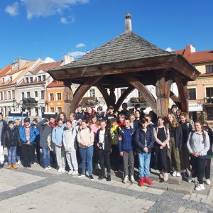 Uczniowie klas szóstych stojący przy studni miejskiej znajdującej się na Starym Mieście w Sandomierzu.