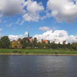 Na zdjęciu znajduje się rzeka Wisła, za brzegiem której widoczne jest w oddali Stare Miasto w Sandomierzu.