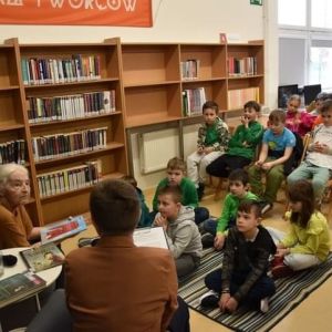 Otwórz zdjęcie - uczniowie zadają pytania Pani Joannie Papuzińskiej.