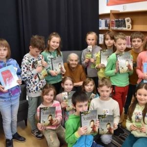 Otwórz zdjęcie - wspólne zdjęcie drugoklasistów z autorką, Joanną Papuzińską.