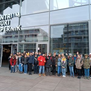 Otwórz zdjęcie - Zdjęcie grupowe uczestników wycieczki przed Centrum Nauki Kopernik.