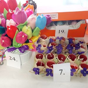 Otwórz zdjęcie - Na stole znajdują się ręcznie szyte tulipany oraz świeczki ze skorupek jajek.