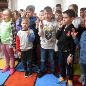 Otwórz zdjęcie - Kolejna grupa dzieci stojąca przodem do obiektywu i składająca przysięgę książce