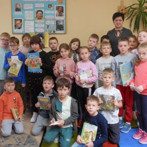 Otwórz zdjęcie - Klasa Ic wraz z wychowawcą w bibliotece szkolnej pozują do zdjęcia.