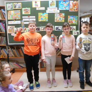 Otwórz zdjęcie - Dwóch chłopców i dwie dziewczynki - super czytelnicy klasy IA