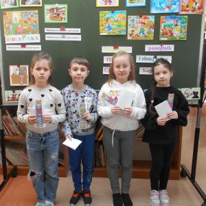Otwórz zdjęcie - Trzy dziewczynki i jeden chłopiec - super czytelnicy klasy IB
