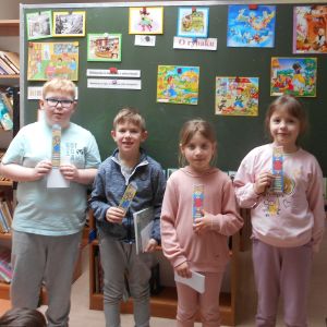 Otwórz zdjęcie - Czworo uśmiechniętych dzieci - super czytelnicy klasy IC