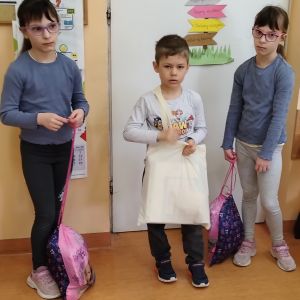Otwórz zdjęcie - Bliźniaczki spakowane w worki na buty wraz z kolegą spakowanym w torbę bawełnianą