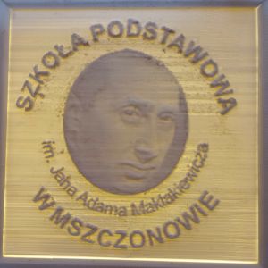 Otwórz zdjęcie - Litofan z logiem naszej szkoły, prezent jaki otrzymał od uczniów pisarz.