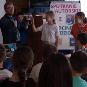 Otwórz zdjęcie - Dziewczynka dotyka kuli plazmowej i mówi o swoich odczuciach.
