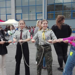 Otwórz zdjęcie - Dziewczynki z dwiema harcerkami próbują zawiązać węzeł ratowniczy.