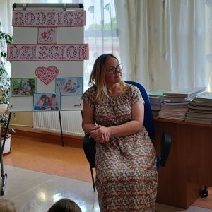Otwórz zdjęcie - Pani bibliotekarka opowiada dzieciom o książce, którą mają czytać dzieciom rodzice.