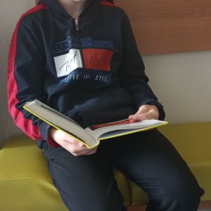 Otwórz zdjęcie - Chłopiec czytający książkę