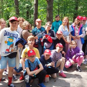 Otwórz zdjęcie - Klasy czwarte wraz z przewodnikach zwiedzają Krzemionki Opatowskie