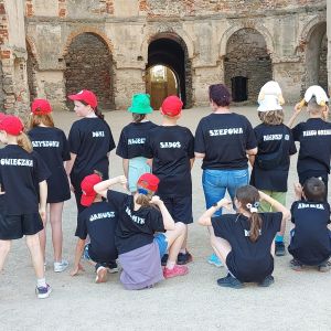 Otwórz zdjęcie - Klasa 4b prezentuje swoje koszulki w ruinach Zamku Ujazd.