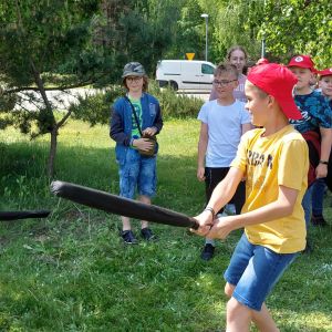 Otwórz zdjęcie - Zmagania uczniów w walce na miecze.
