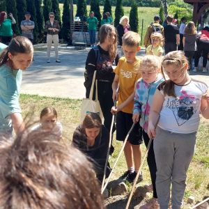 Otwórz zdjęcie - Uczniowie klas czwartych pieką kiełbaski na ognisku.