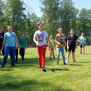 Otwórz zdjęcie - Uczniowie biegają na boisku i grają w piłkę nożną.