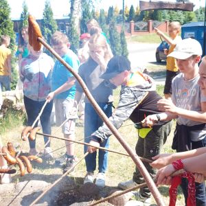 Otwórz zdjęcie - Klasy czwarte pieką kiełbaski.