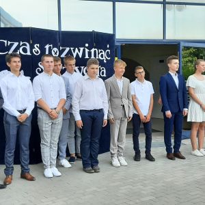 Otwórz zdjęcie: Chłopcy i dziewczęta z klas ósmych stoją na schodach
