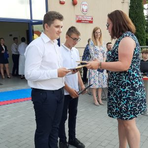 Otwórz zdjęcie: Wychowawczyni klasy 8g wręcza chłopcom nagrody.