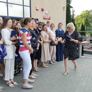 Otwórz zdjęcie: Wychowawczyni kl. 8f wręcza rodzicom listy gratulacyjne