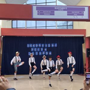 Otwórz zdjęcie - występ uczniów klasy 7A, którzy zatańczyli Niemiecki utwór.