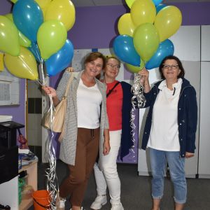Otwórz zdjęcie - Trzy uśmiechnięte nauczycielki z balonami.