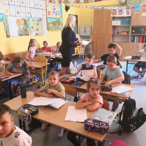 Otwórz zdjęcie - Dyrektor Banku rozdaje deklaracje przystąpienia do SKO