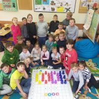Otwórz zdjęcie: Uczniowie klasy 2c ułożyli napis z kubeczków i pozują do zdjęcia.