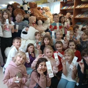 Otwórz zdjęcie: Zdjęcie uczniów którzy otrzymali nagrody za przyniesienie pluszowego misia.
