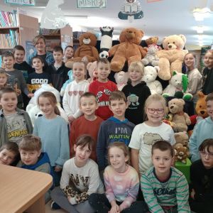 Otwórz zdjęcie - Zdjęcie grupowe uczniów z klasy 2a trzymających w dłoniach pluszowe misie.
