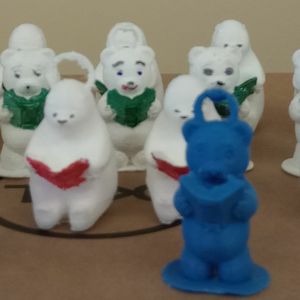Otwórz zdjęcie: Misie stojące na ławce wydrukowane na drukarce 3d.