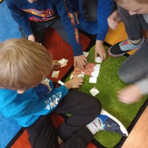 Otwórz zdjęcie: Chłopcy z klasy 2d układają puzzle z misiem.