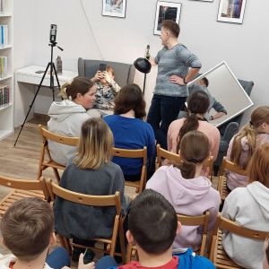 Otwórz zdjęcie - Uczniowie uczą się robić selfie.