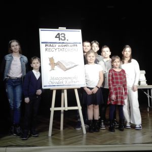 Otwórz zdjęcie - Zdjęcie grupowe uczniów naszej szkoły biorących udział w konkursie recytatorskim.