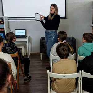 Otwórz zdjęcie - Prowadząca warsztaty pokazuje uczniom czytnik i opowiada o jego możliwościach.