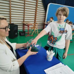 Otwórz zdjęcie - Uczeń losuje z kuli.
