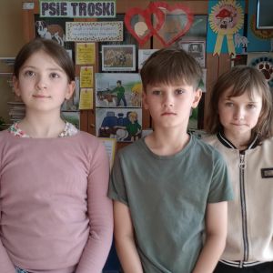 Otwórz zdjęcie - Dwie dziewczynki i chłopiec, reprezentanci drużyny klasy 3d.