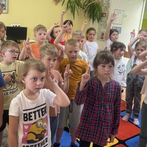 Otwórz zdjęcie - Uczniowie klasy IA stoją na baczność z uniesionymi palcami prawej dłoni i składają przysięgę.