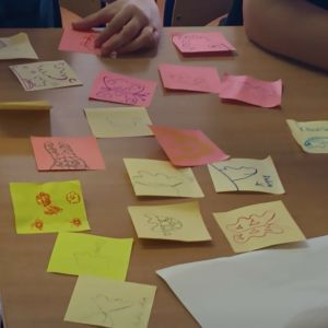 Otwórz zdjęcie -  Na stoliku leżą pomysły na zmiany w bibliotece zapisane na kolorowych fiszkach.