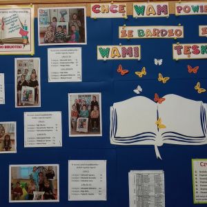 Otwórz zdjęcie - Tablica korkowa, na której zamieszczone są informacje o zwycięzcach w październikowym konkursie.
