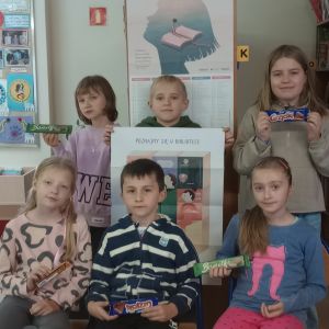 Otwórz zdjęcie - Cztery dziewczynki i dwóch chłopców cieszący się z wygranej w konkursie.
