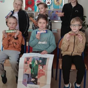 Otwórz zdjęcie - Trzy dziewczynki i trzech chłopców zadowoleni z wygranej.