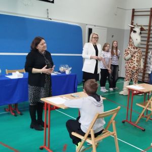 Otwórz zdjęcie - Powitanie uczestników konkursu przez Panią wicedyrektor Ewę Zabłocką.