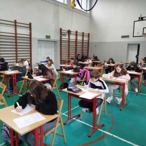 Otwórz zdjęcie - Uczestnicy rozwijający test.
